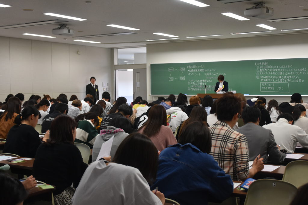 約2400人の新入生が必修toeflを受験 Kansai Gaidai College